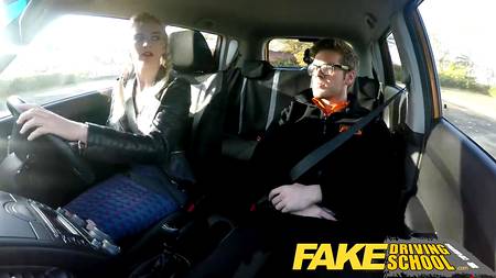 Инструктор по вождению наградил ученицу добротной порцией спермы