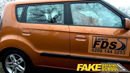 Симпатичная толстушка сдала главный экзамен в автошколе