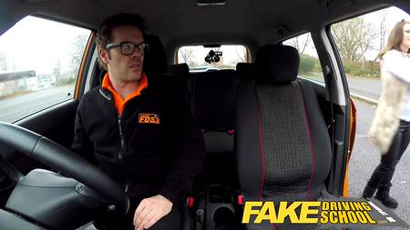 Симпатичная толстушка сдала главный экзамен в автошколе