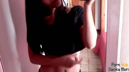 Горячая Danika Mori мастурбируя клитор испытала струйный оргазм