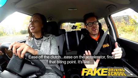 Знойная негритянка ебется в машине с инструктором по вождению