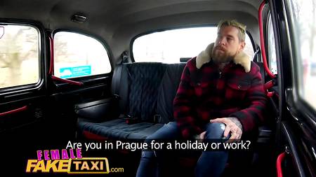 Пассажир такси получил незабываемое наслаждение от поездки