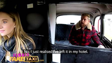 Пассажир такси получил незабываемое наслаждение от поездки