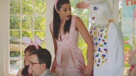 Парень в костюме кролика напоил именинницу большим количеством спермы