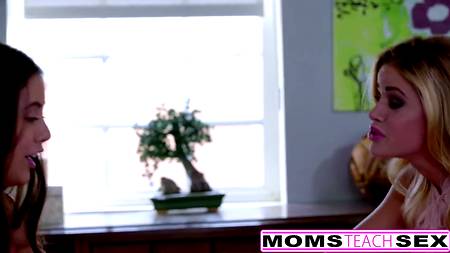 Возбужденные девки оргазмируют от большого члена мускулистого жеребца