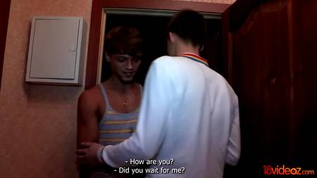 Русский чувак смотрит как лучший друг ебет его девчонку