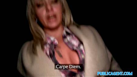 Чувак проводит порно кастинг белокурой красавицы на парковке