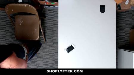 Мужик ебет в жопу воровку и кончает на ее волосатый лобок