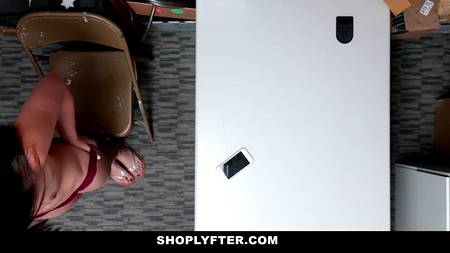 Мужик ебет в жопу воровку и кончает на ее волосатый лобок