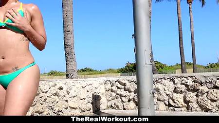 Кончил в рот большезадой брюнетке