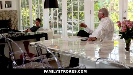 Отец пригласил домой сексуальную блондинку для своего сына