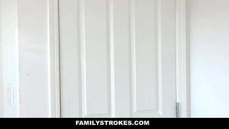 Отец пригласил домой сексуальную блондинку для своего сына