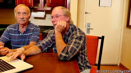 Двое стариков отымели молодую девушку и смачно кончили ей на лицо