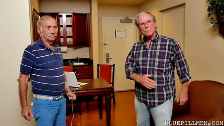 Двое стариков отымели молодую девушку и смачно кончили ей на лицо