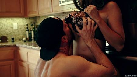 Пышногрудая зрелая сучка запрыгнула на болт накаченного самца