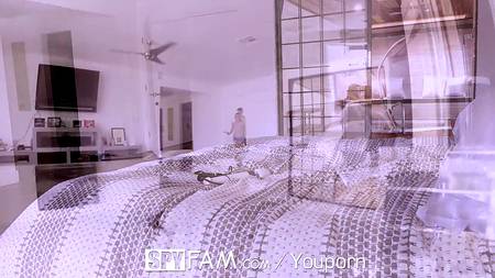 Двое кобелей вертят на хую ненасытную блондинку