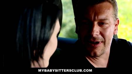 Взрослый мужчина делает приятно молодой девке