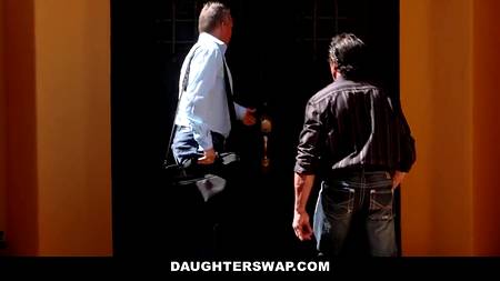 Молодые телки оттраханы зрелыми мужиками в классной групповухе