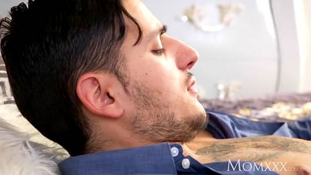 Парнишка страстно ебет хорошенькую брюнетку