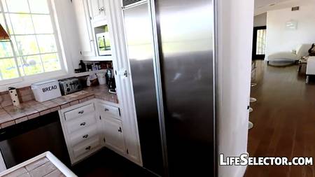 Молодая девушка удивляет соседа глубоким минетом