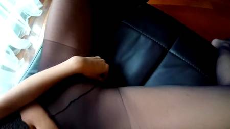 Порвал колготки и страстно вдул телку в аматорском видео