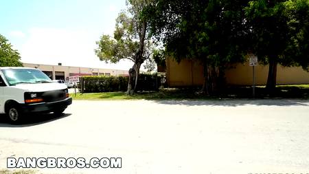 Запикапил рыжую девицу которая расставила ножки в автомобиле