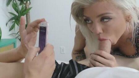 Блондинка разбудила мужика глубоким минетом