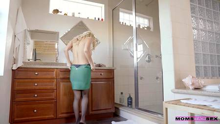 Зрелая дамочка устраивает дома зачетную групповушку