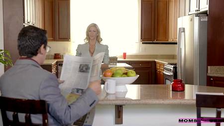 Зрелая дамочка устраивает дома зачетную групповушку