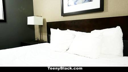 Сисястая цыпочка неоднократно кончила на члене порно агента