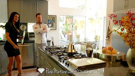 Страстная брюнетка раздвинула ножки в обмен на удачную сделку с парнем