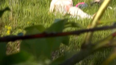 Зрелая женщина теребит свою влажную пизду на природе