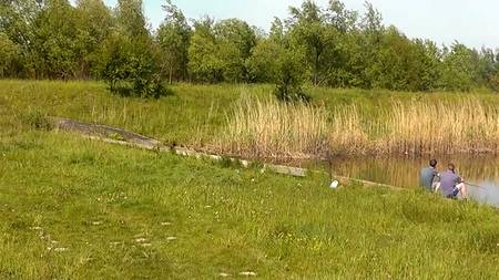 Зрелая женщина теребит свою влажную пизду на природе