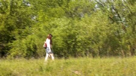 Зрелая женщина теребит свою влажную пизду на природе