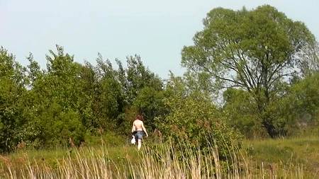 Зрелая женщина теребит свою влажную пизду на природе