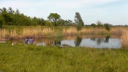 Зрелая женщина теребит свою влажную пизду на природе