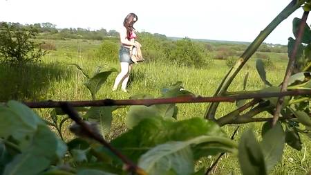 Зрелая женщина теребит свою влажную пизду на природе