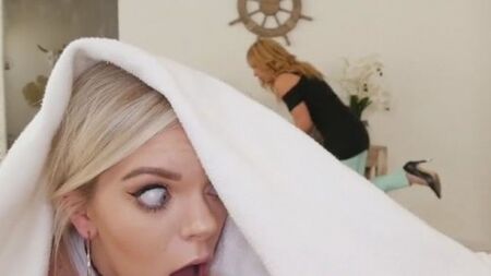 Стрельнул спермой на красивое лицо блонды