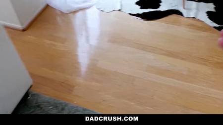 Стрельнул спермой на красивое лицо блонды