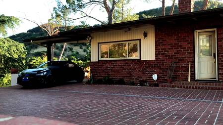 Наклонившаяся раком подруга дает себя драть возле спортивного автомобиля