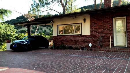 Наклонившаяся раком подруга дает себя драть возле спортивного автомобиля