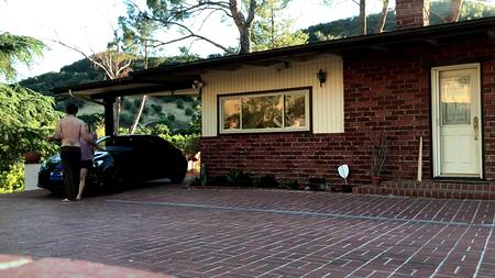 Наклонившаяся раком подруга дает себя драть возле спортивного автомобиля