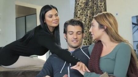 Зрелые сучки балуют парня глубоким минетом в горячей групповушке