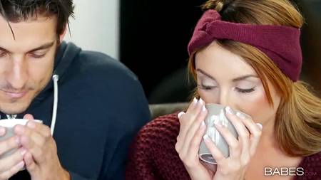 Зрелые сучки балуют парня глубоким минетом в горячей групповушке