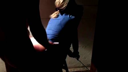 Трахает раком девушку в обездвиженном состоянии