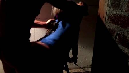 Трахает раком девушку в обездвиженном состоянии