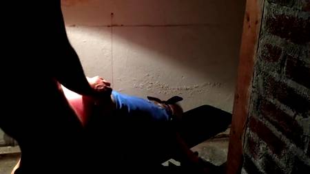 Трахает раком девушку в обездвиженном состоянии