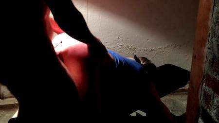 Трахает раком девушку в обездвиженном состоянии