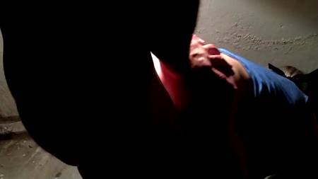 Трахает раком девушку в обездвиженном состоянии