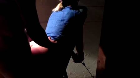 Трахает раком девушку в обездвиженном состоянии